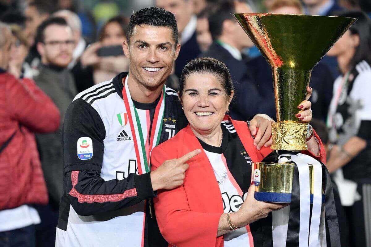 Cristiano Ronaldo wskazuje na mamę trzymającą Puchar Ligi Mistrzów