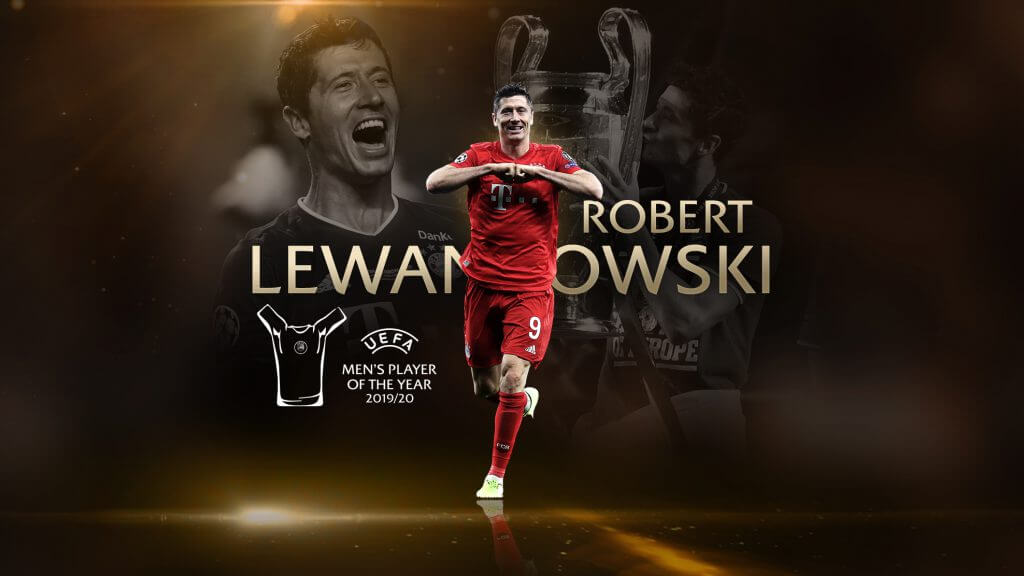 Uradowany Robert Lewandowski biegnie ze złączonymi przed sobą pięściami na tle tytułu Men's Player of The Year 2019/20