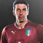 Gianluigi Buffon w bordowej koszulce reprezentacji Włoch