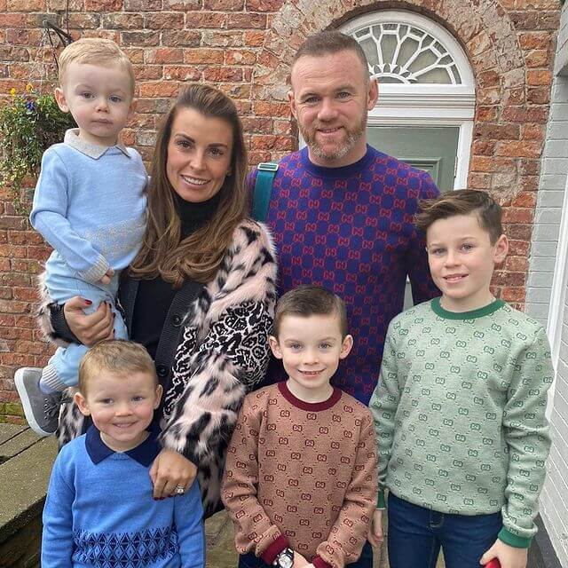 Wayne Rooney z żoną i czwórką synów w 2019 roku na tle domu