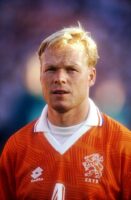 Jasnowłosy Ronald Koeman w pomarańczowo białej koszulce Holandii
