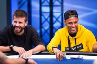 Pique i Neymar śmieją się przy pokerowym stole
