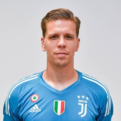 Wojciech Szczęsny w jasnoniebieskiej koszulce Juventusu z włoską flagą