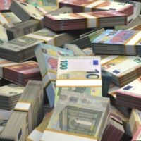 Zbliżenie na paczki banknotów euro rozrzuconych przypadkowo na całym obszarze zdjęcia